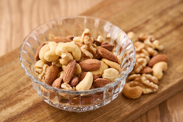 ガラスの器に盛り付けたミックスナッツ