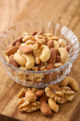 ガラスの器に盛り付けたミックスナッツ