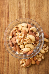 ガラスの器に盛り付けたミックスナッツ