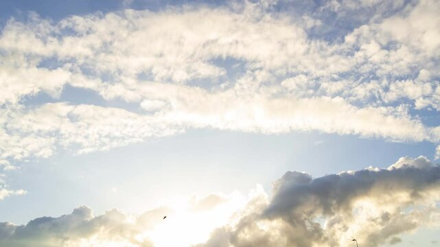 Secuencia de nubes cubriendo el cielo al atardecer