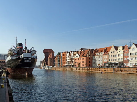 Danzig, Pommern, Polen - 30 August 2024: Stadtbild der am Fluss Mottlau gelegenen Stadt Danzig mit dem Museumsschiff Soldek