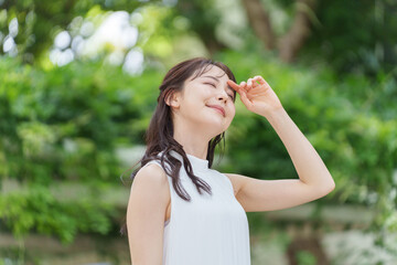 Naklejka premium 自然の中にいる笑顔の女性