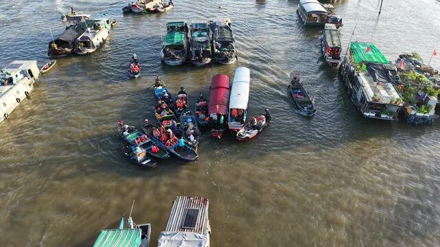 Drone view of tourists gathering on boats at the Cai Rang Floating Market in Can Thơ, Vietnam, lively trading activities on the river.