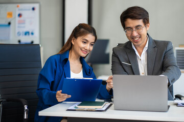 Obraz premium Businessmen team or financial data analysts working with tablets and laptop computers and data graphs together.