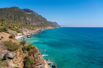 Türkises Meer und Idyllische felsige Küstenlandschaft