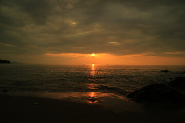 Fototapeta premium sea ​​view at sunset and the sky looks cloudy