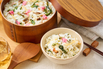 桜の塩漬けを添えた春野菜の混ぜご飯
