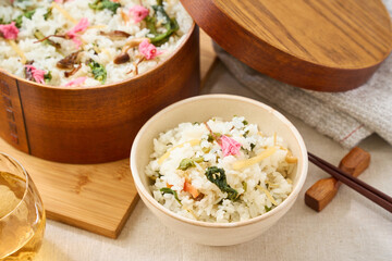 桜の塩漬けを添えた春野菜の混ぜご飯