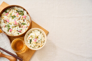 桜の塩漬けを添えた春野菜の混ぜご飯