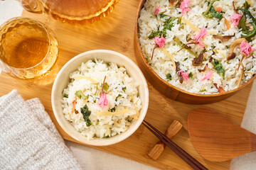 桜の塩漬けを添えた春野菜の混ぜご飯