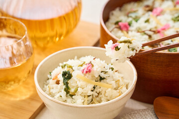 桜の塩漬けを添えた春野菜の混ぜご飯
