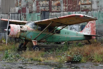Fototapete Alte Flugzeuge An abandoned airplane showing signs of aging and significant weathering  © NikahGeh