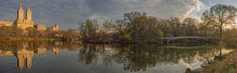 Obraz premium Bow bridge in early spring