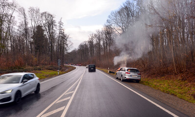 Brennendes Auto auf der Staatsstra&szlig;e 2312 bei Rohrbrunn in Unterfranken (Bayern)
