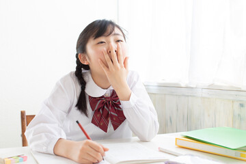 あくびをする学生