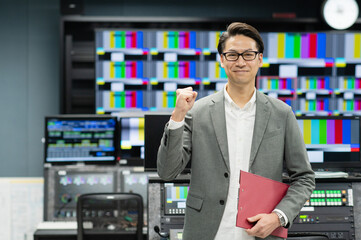 TV局で映像制作を行うミドルの男性　撮影協力：スカパー東京メディアセンター