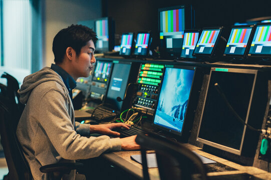 TV局で映像制作を行う若い男性　撮影協力：スカパー東京メディアセンター