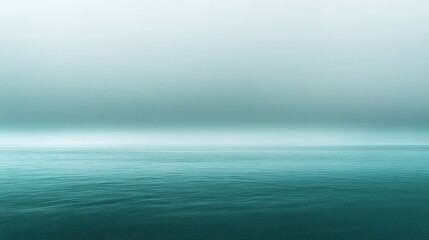 Obraz premium A hazy, tranquil ocean vista on a misty day.
