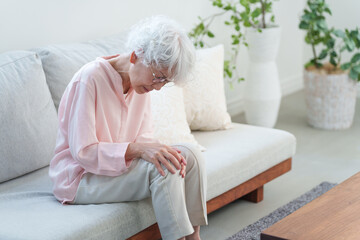 膝が痛いシニア女性.