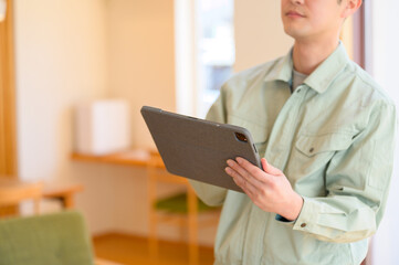 家の点検をする日本人男性