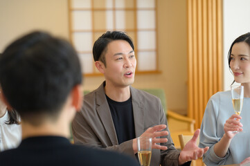 ホームパーティをする日本人男女