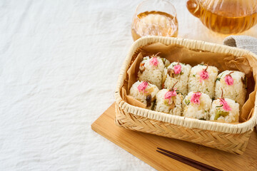 桜の塩漬けが彩る春の混ぜご飯おにぎり