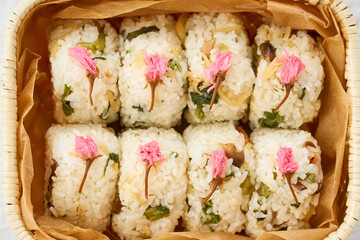 桜の塩漬けが彩る春の混ぜご飯おにぎり