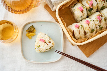 桜の塩漬けが彩る春の混ぜご飯おにぎり