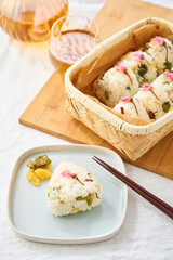 桜の塩漬けが彩る春の混ぜご飯おにぎり