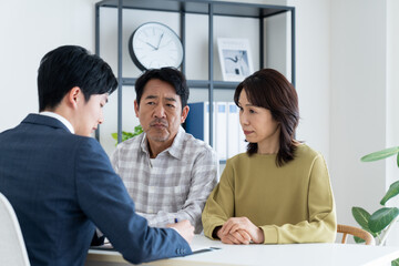 悩みを相談するミドルの夫婦