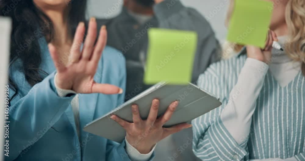 Fototapete sticky note, hands and business people on tablet in office for schedule, brainstorming and problem s