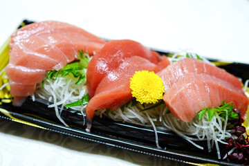 スーパーマーケットのお刺身パック　マグロの刺身三種盛り合わせ