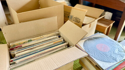 積み上げたレコードジャケットとレコード盤