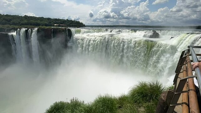 Vista impressionante da queda principal das Cataratas do Igua&ccedil;u, registrada do lado argentino. A for&ccedil;a das &aacute;guas cria uma paisagem deslumbrante e majestosa na natureza
