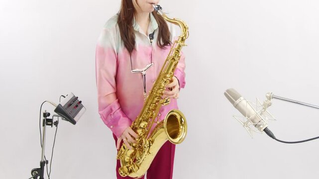 テナーサックスのレコーディングをしている女性
Woman recording the tenor saxophone