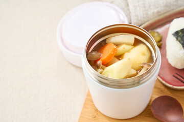 スープジャーで温かい味噌汁とおにぎりランチ