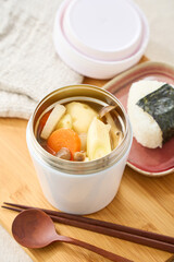 スープジャーで温かい味噌汁とおにぎりランチ