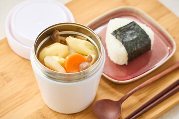 スープジャーで温かい味噌汁とおにぎりランチ