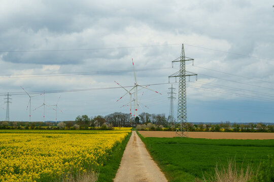 13.04.2025: Erftstadt, Rhein Erft Kreis, NRW, Deutschland.Bild: Windkraftanlage im Betrieb nahe des Bliesheimer Kreuzes an der Autobahn A1
