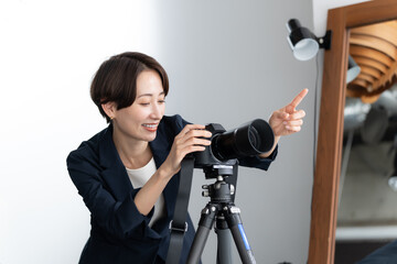 女性　カメラマン
