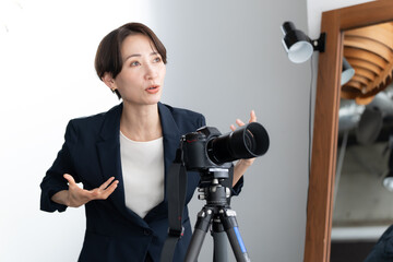 女性　カメラマン