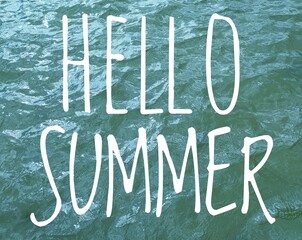 Vacaciones de verano. Mensaje con texto Hello Summer en superficie del mar con olas