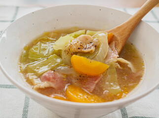 白い器に盛った野菜のスープ