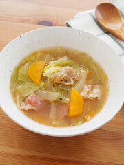 白い器に盛った野菜のスープ