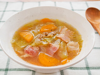 白い器に盛った野菜のスープ