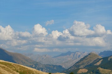 Obraz premium Expansive landscape showcases majestic mountains with rolling hills in the foreground