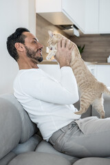 Modello con gatto