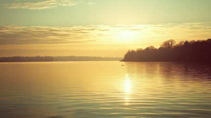 Obraz premium The beautiful sunset is reflected in the still and calm lake