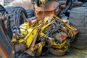 harvester head – a specialized part of forestry machinery used for felling trees, delimbing and cutting into sections. This element is equipped with saws, hydraulic cylinders and grippers, as well as 