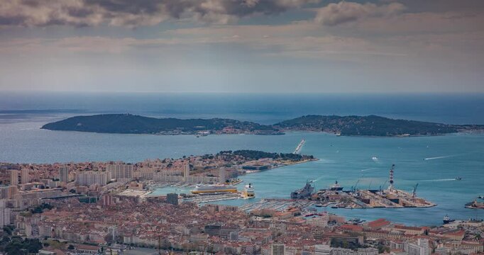 La ville de Toulon au bord de la Mer M&eacute;diterran&eacute;e
au sud de la France